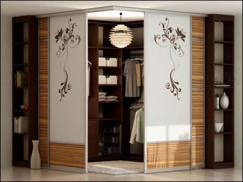 Шкаф-купе с зеркальным рисунком на фасадах Шкаф-купе с зеркальным рисунком на фасадах