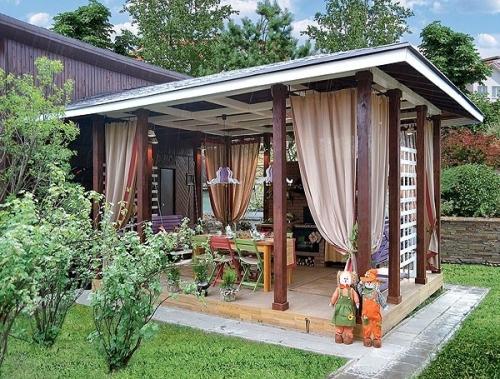 Беседка во дворе