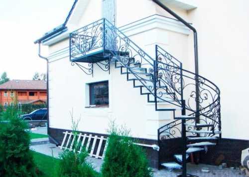 Металлическая лестница для экстерьера дома