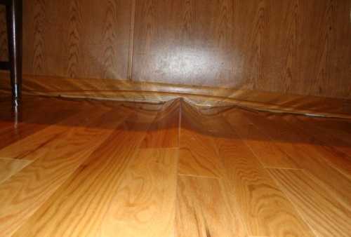 Вздулся ламинат: что делать