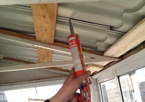 Чем заделать дыры на балконе: между плитами, чтобы не дуло